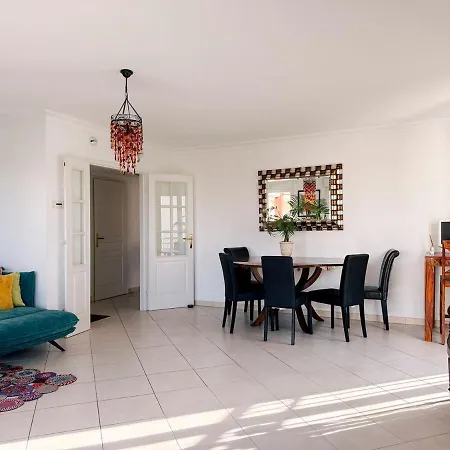 Spacious Seaside With Garden & Sea-view