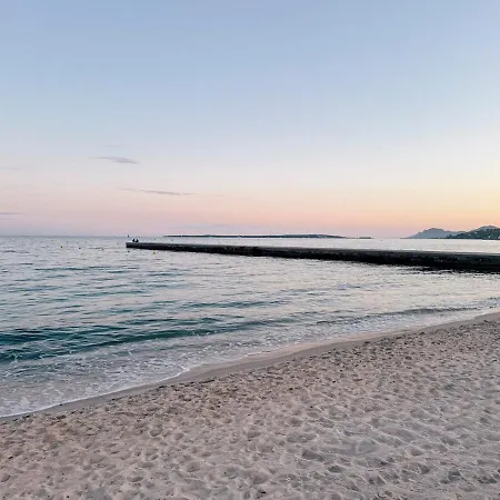 Spacious Seaside With Garden & Sea-view 公寓