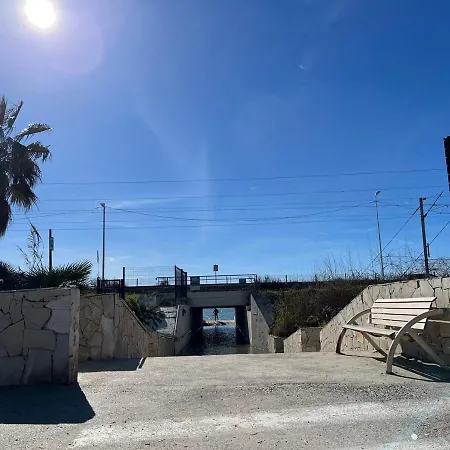 Spacious Seaside With Garden & Sea-view Apartment