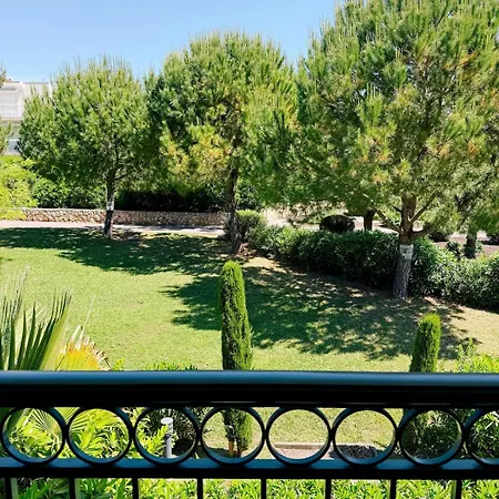 Spacious Seaside With Garden & Sea-view Apartment