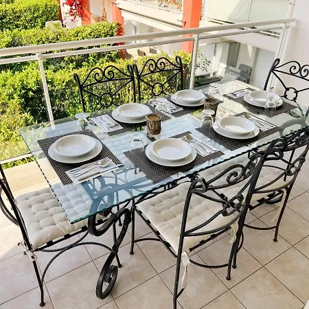 Spacious Seaside With Garden & Sea-view Apartment Antibes