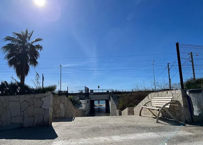 Spacious Seaside With Garden & Sea-view Διαμέρισμα