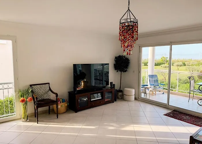 Spacious Seaside With Garden & Sea-view