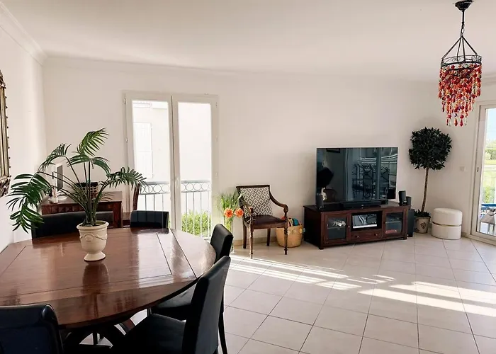 Daire Spacious Seaside With Garden & Sea-view