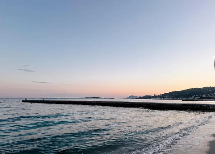 Spacious Seaside With Garden & Sea-view Διαμέρισμα *