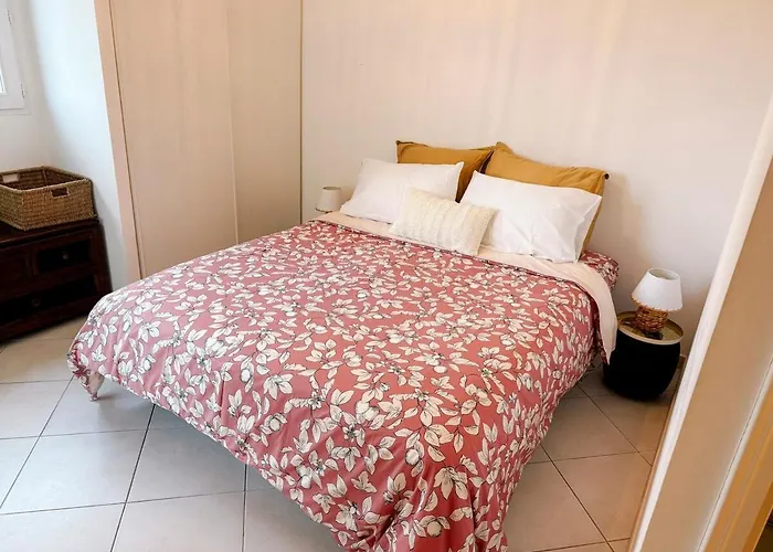 Διαμέρισμα Spacious Seaside With Garden & Sea-view