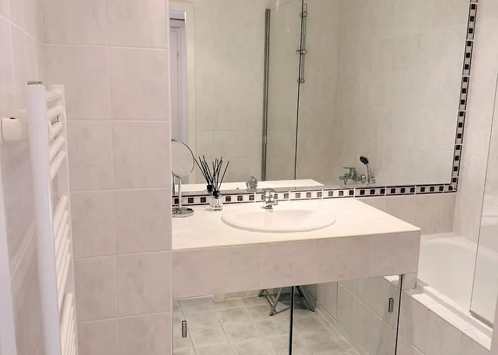 Spacious Seaside With Garden & Sea-view Αντίμπ