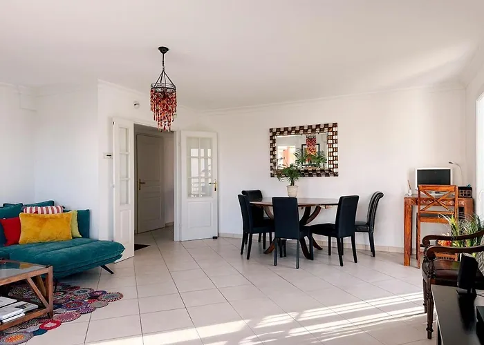 Spacious Seaside With Garden & Sea-view