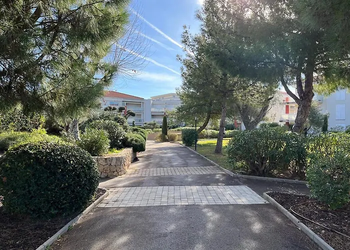 Διαμέρισμα Spacious Seaside With Garden & Sea-view *