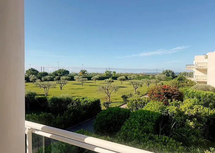 Spacious Seaside With Garden & Sea-view Διαμέρισμα *