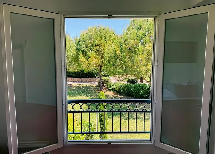 Διαμέρισμα Spacious Seaside With Garden & Sea-view *