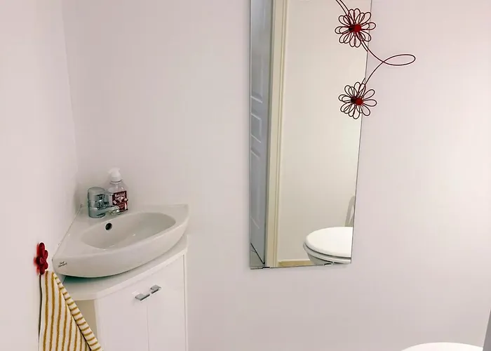 Διαμέρισμα Spacious Seaside With Garden & Sea-view Αντίμπ