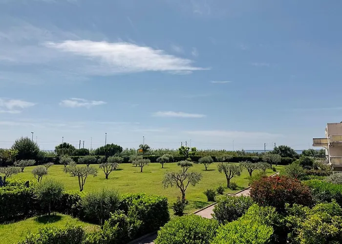 Spacious Seaside With Garden & Sea-view Διαμέρισμα