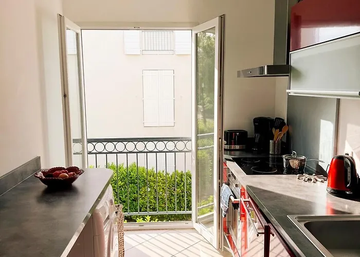 Διαμέρισμα Spacious Seaside With Garden & Sea-view *