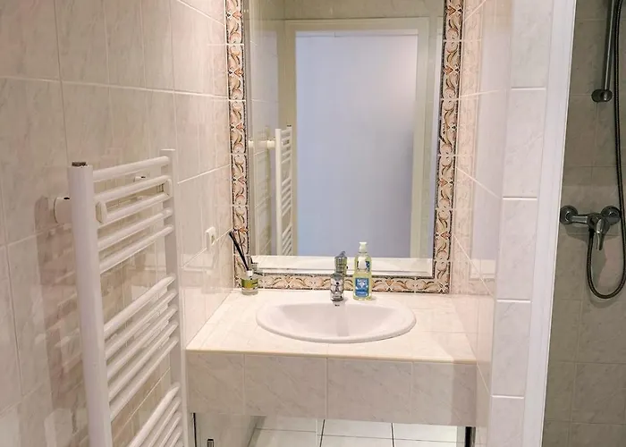 Spacious Seaside With Garden & Sea-view Διαμέρισμα Αντίμπ