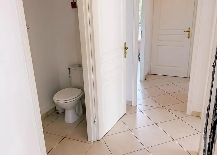 Διαμέρισμα Spacious Seaside With Garden & Sea-view Αντίμπ