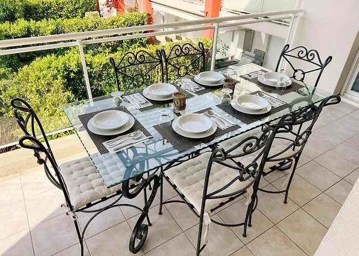 Spacious Seaside With Garden & Sea-view Daire Antibes